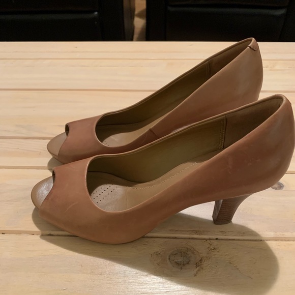 Heels - Clarks - Tan - Picture 2 of 5